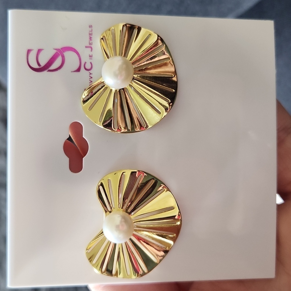 Savvy Cie Jewels gold plated earrings with‎ freshwater pearls